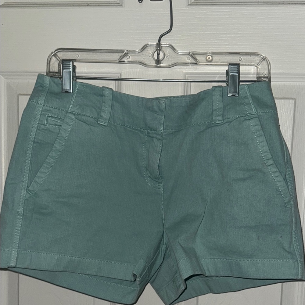 Vineyard Vines Seafoam Women's Cargo Shorts. NWT. Size 2